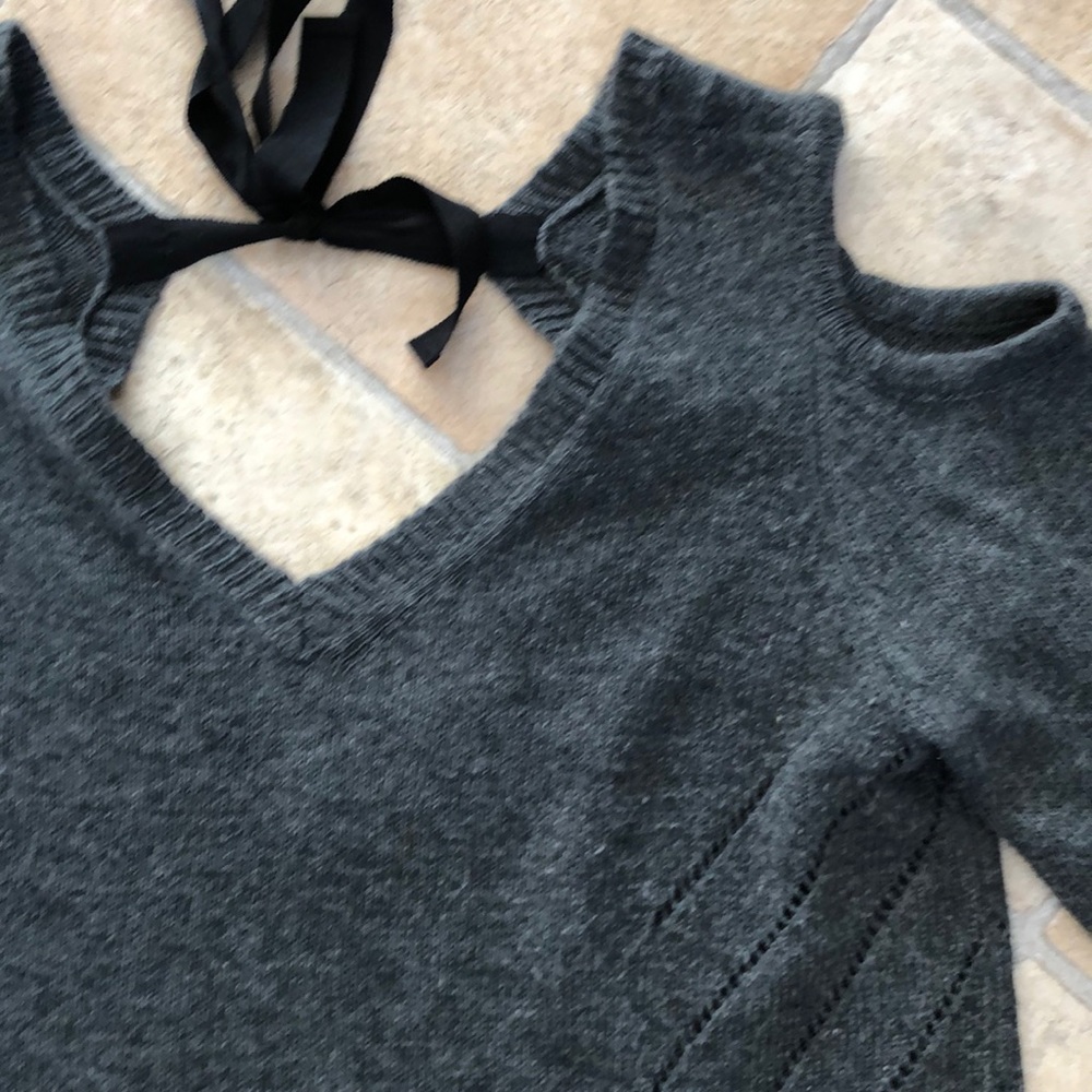 Hem and Shoulder cold sleeve grey sweater